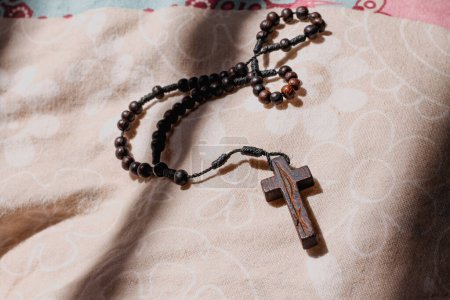 Foto de Cruz del rosario y una biblia. concepto de religión y religión. - Imagen libre de derechos