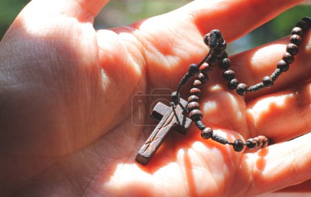 Téléchargez les photos : Rosaire et croix sur le fond en bois - en image libre de droit