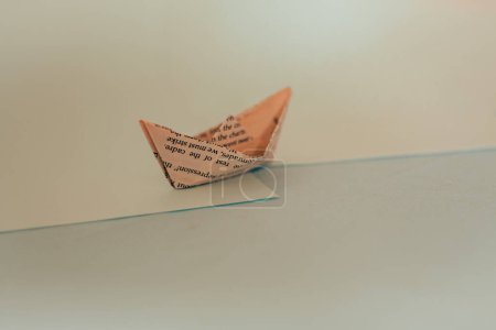 Foto de Barco de papel con un arco - Imagen libre de derechos
