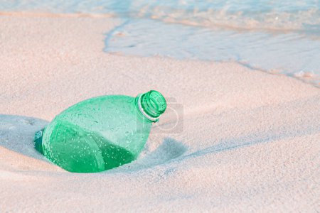 Foto de Botella de plástico con la inscripción en la playa - Imagen libre de derechos