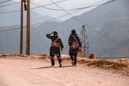 Foto de Mujeres de la tribu Hmong con sus ropas tradicionales mientras caminan de regreso a Lao Cai Village en Sa pa, Vietnam - Imagen libre de derechos