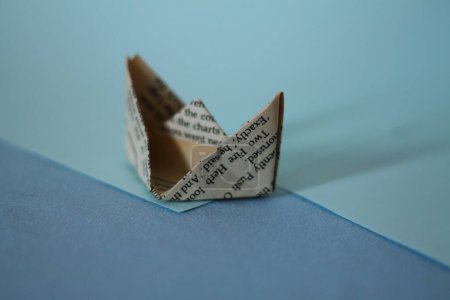 Foto de Barco de papel en sobre azul. - Imagen libre de derechos