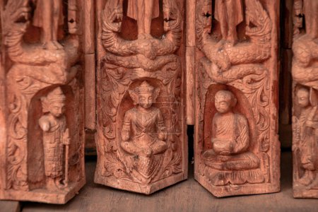 Téléchargez les photos : Statue de bouddha dans le temple de thaïlande - en image libre de droit