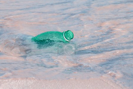 Foto de Botellas de plástico en una contaminación del mar - Imagen libre de derechos
