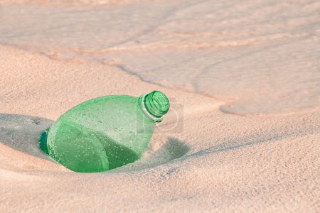 Foto de Botella vacía en la arena. - Imagen libre de derechos