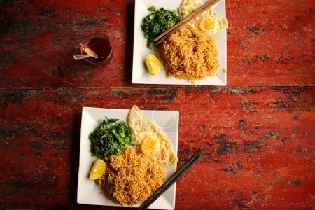 Téléchargez les photos : Nourriture asiatique avec riz, nouilles frites et légumes, close - up - en image libre de droit