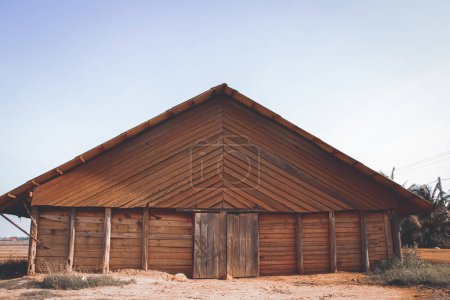 Téléchargez les photos : Vieille maison en bois avec une paille en arrière-plan - en image libre de droit