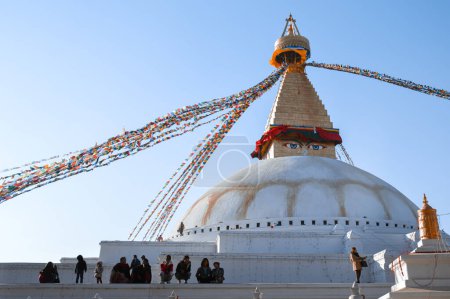 Foto de Kathmandu, nepal - 10 de noviembre, 2 0 1 6: vista de la estupa swayambhunath. el templo de la - Imagen libre de derechos