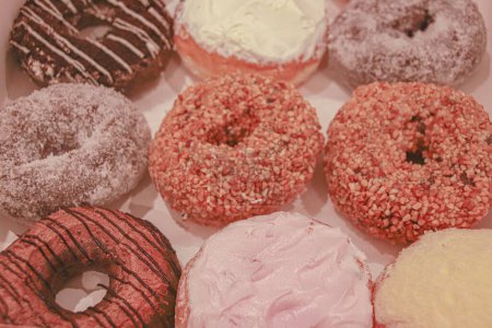Foto de Muchos donuts sobre un fondo rosa - Imagen libre de derechos