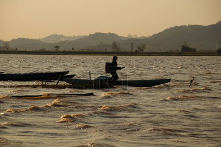 Foto de Siluetas de pescadores echando sus redes en el lago Lak en Lien Son, Vietnam - Imagen libre de derechos
