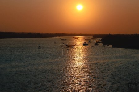 Téléchargez les photos : Silhouette de bateau sur la plage au coucher du soleil - en image libre de droit
