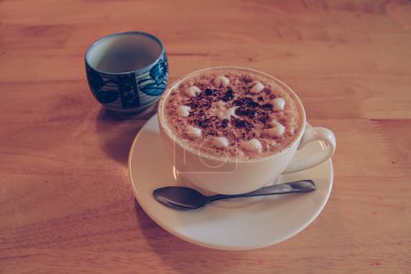 Foto de Café caliente con crema batida y chocolate - Imagen libre de derechos