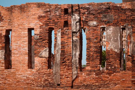 Foto de Viejo muro de ladrillo rojo con ventanas rotas. - Imagen libre de derechos
