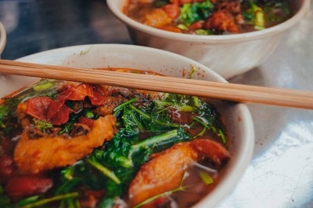 Téléchargez les photos : Soupe asiatique avec poulet - en image libre de droit