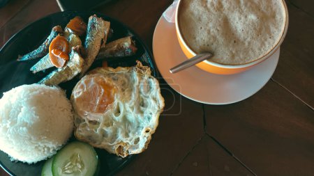 Foto de Huevo frito con arroz y pescado - Imagen libre de derechos