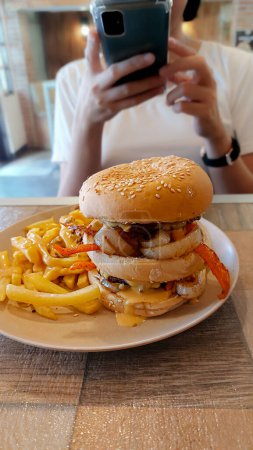 Téléchargez les photos : Hamburger avec frites et fromage sur table en bois - en image libre de droit