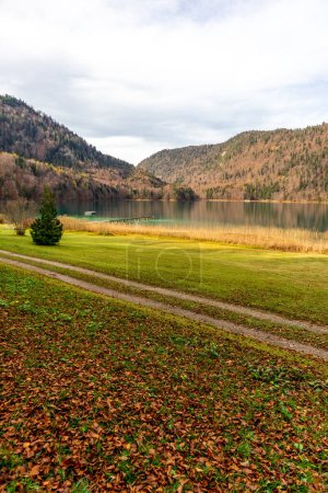 Foto de Pequeña caminata de otoño a través del hermoso paisaje en Allgu cerca de Fssen - Baviera - Alemania - Imagen libre de derechos
