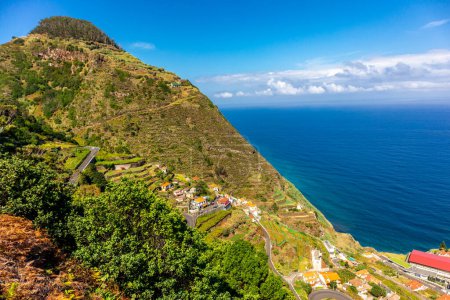Foto de En el camino hacia el lado norte de Madeira por debajo de Porto Moniz con fantásticas vistas del Océano Atlántico - Madeira - Portugal - Imagen libre de derechos