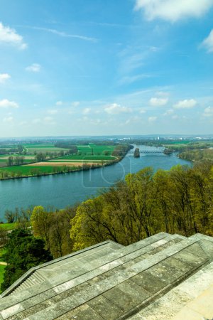 Foto de Caminata de primavera por el hermoso delta del Danubio cerca de Donaustauf - Baviera - Alemania - Imagen libre de derechos