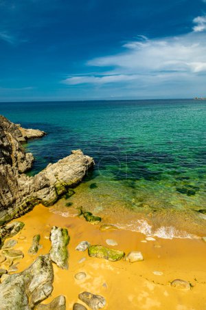 Foto de En la carretera en la península de Quiberon a lo largo de la hermosa costa atlántica - Bretaña - Francia - Imagen libre de derechos