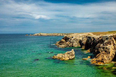 Foto de En la carretera en la península de Quiberon a lo largo de la hermosa costa atlántica - Bretaña - Francia - Imagen libre de derechos