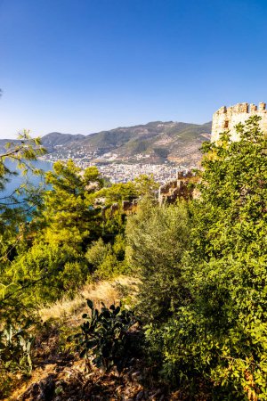 Téléchargez les photos : Exploration de la ville d'Alanya avec son imposant château sur la rivière turque - Turquie - en image libre de droit