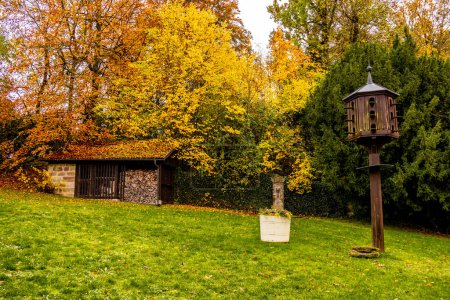 Téléchargez les photos : Petite randonnée automnale à travers le parc du château de Rosenau avec le magnifique château de Rosenau près de Cobourg - Rdental - Bavière - Allemagne - en image libre de droit