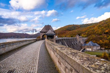 Téléchargez les photos : Randonnée automnale le long du barrage d'Eder jusqu'à la ville coulée du lac Eder Atlantis - Edertal - Hesse - Allemagne - en image libre de droit