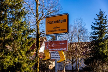 Téléchargez les photos : Courte randonnée hivernale par une belle journée ensoleillée le long de l'ancienne frontière entre la Thuringe, la Hesse et la Bavière - Fladungen - Rhn - Allemagne - en image libre de droit