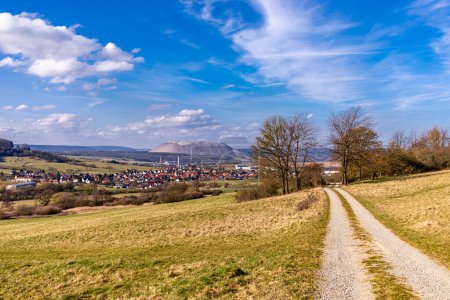 Caminata de primavera por el único valle de Werra cerca de Vacha - Turingia - Alemania