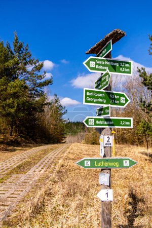 Téléchargez les photos : Une merveilleuse randonnée printanière à travers le magnifique Heldburger Land dans le quartier de Hildburghausen - Thuringe - Allemagne - en image libre de droit