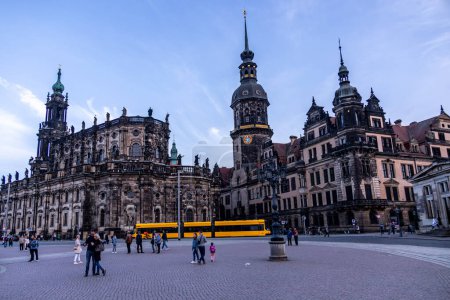 Téléchargez les photos : Une courte promenade en soirée dans le magnifique centre historique de Dresde - Saxe - Allemagne - en image libre de droit