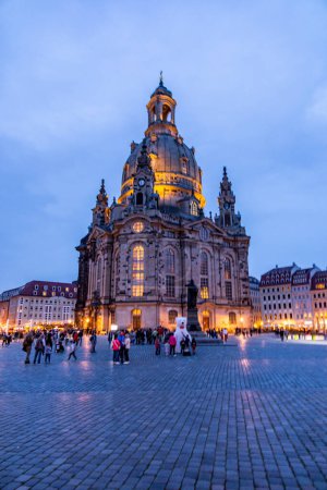 Téléchargez les photos : Une courte promenade en soirée dans le magnifique centre historique de Dresde - Saxe - Allemagne - en image libre de droit
