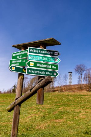 Téléchargez les photos : Une randonnée printanière à travers la vallée de Kirnitzschtal en Saxe Suisse - Saxe - Allemagne - en image libre de droit