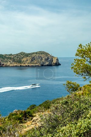 Foto de Pequeña pero hermosa caminata por el sendero costero Pass D 'en Grau en la localidad costera de Sant Elm en el sur de la isla balear de Mallorca - España - Imagen libre de derechos