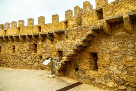 Viajando tierra adentro en la hermosa y soleada isla balear de Mallorca hasta el Castell de Capdepera - España