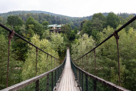 Téléchargez les photos : Pont suspendu pour piétons au-dessus de la rivière Prut à Yaremche - en image libre de droit