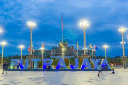 Foto de Kuala Lumpur, Malasia - 14 de octubre de 2022 - Oficina del Primer Ministro en Putrajaya durante la puesta del sol con el turista tomando fotos - Imagen libre de derechos
