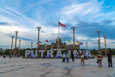 Foto de Kuala Lumpur, Malasia - 14 de octubre de 2022 - Oficina del Primer Ministro en Putrajaya durante la puesta del sol con el turista tomando fotos - Imagen libre de derechos