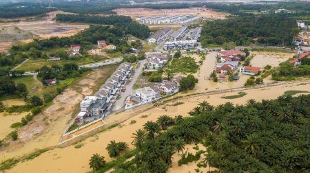 Téléchargez les photos : DENGKIL, MALAISIE - 17 NOV 2022 : Vue réelle du district de Dengkil depuis les inondations qui causent des dommages aux infrastructures et à la zone de logement. Concentration sélective, contient de la poussière et du grain - en image libre de droit