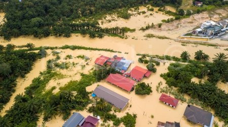 Téléchargez les photos : DENGKIL, MALAISIE - 17 NOV 2022 : Vue réelle du district de Dengkil depuis les inondations qui causent des dommages aux infrastructures et à la zone de logement. Concentration sélective, contient de la poussière et du grain - en image libre de droit