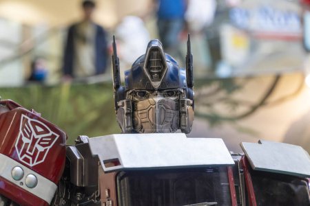 Foto de Kuala Lumpur, Malysia - 2 de junio de 2023: Réplica de la estatua de Optimus Prime de Rise of the Beast Movie. Esta película es una precuela de la película anterior de Transformers - Imagen libre de derechos