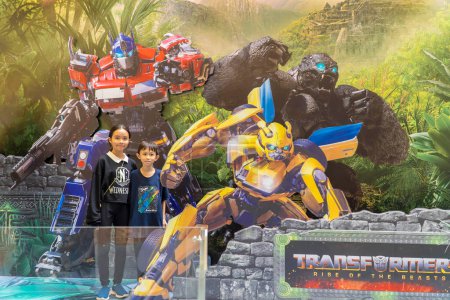 Foto de Kuala Lumpur, Malysia - 2 de junio de 2023: La película Standee de Rist of the Beast Transformers - Imagen libre de derechos