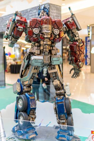 Téléchargez les photos : Kuala Lumpur, Malysie - 2 juin 2023 : Statue réplique d'Optimus Prime de Rise of the Beast Movie. Ce film est une préquelle du film précédent Transformers - en image libre de droit