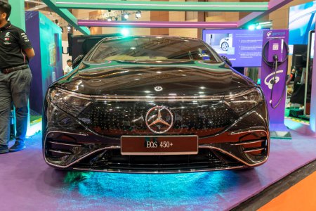 Téléchargez les photos : Kuala Lumpur, Malaisie - 5 mai 2023 : Mercedes benz eqs 450 + AMG exposée au Salon de l'auto de Malaisie 2023 - en image libre de droit
