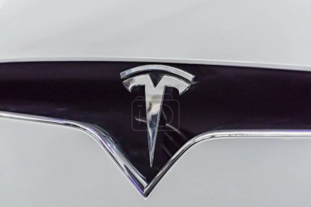 Téléchargez les photos : Kuala Lumpur, Malaisie - 5 mai 2023 : Gros plan sur le logo Tesla modèle X exposé au Malaysian Autoshow 2023 - en image libre de droit