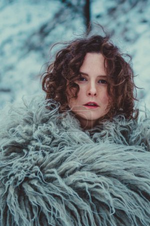 Téléchargez les photos : Femme en vêtements d'hiver ukrainiens historiques - gunia, manteau en peau de mouton. Boîtier d'hiver traditionnel Hutsul - en image libre de droit