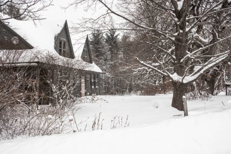 Foto de Antigua casa de campo en invierno - Imagen libre de derechos