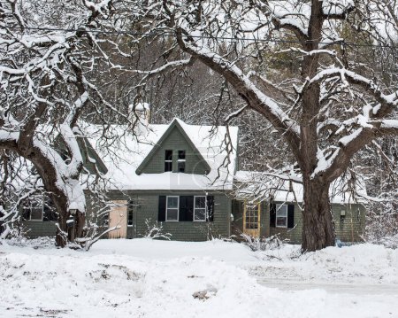 Foto de Antigua casa de campo en invierno - Imagen libre de derechos