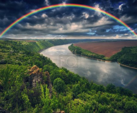 farbenfroher Regenbogen über der Flussschlucht. Frühlingsmorgen